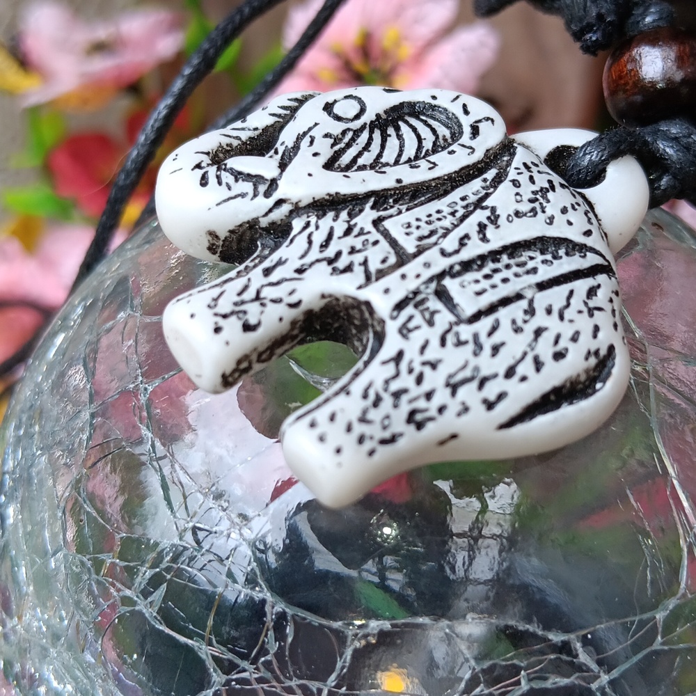 🆕️ARTISAN CARVED RESIN HIGHLY DETAILED ELEPHANT NECKLACE(EL3) - Picture 6 of 15